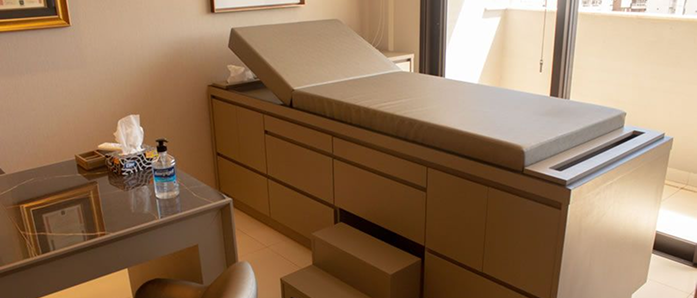 Vista lateral de camilla de examinación